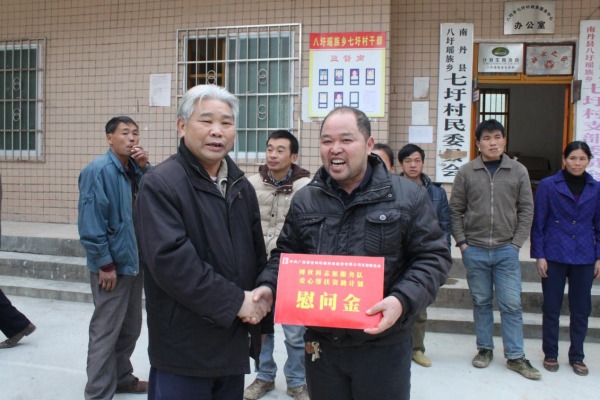 博世科爱心资助计划惠民生 志愿服务团队山村送温暖1.jpg